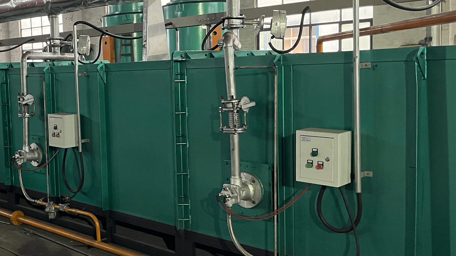 Heat treatment furnace：Cylinder heat treatment equipment is used for annealing of cylinders under nitrogen protection. The cylinder heating and cooling are carried out under nitrogen protection. After annealing, the cylinder deformation is small and the hardness is uniform.